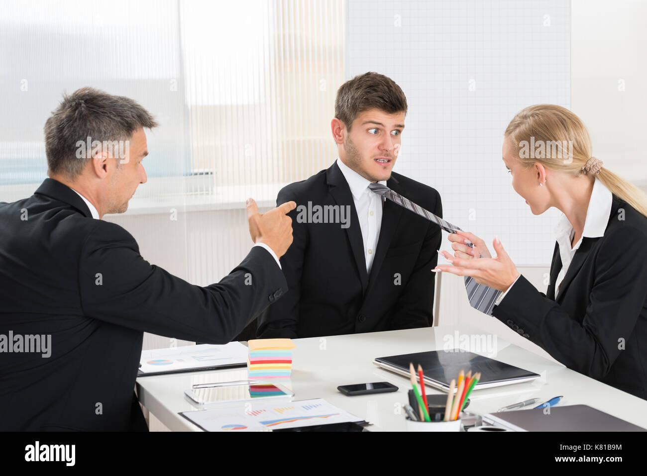 Zwei Geschäftsleute Streit um Junge Unternehmer am Schreibtisch im Büro Stockfoto