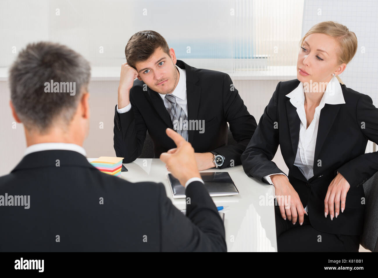 Gruppe von drei Geschäftsleute in Argument am Arbeitsplatz Stockfoto