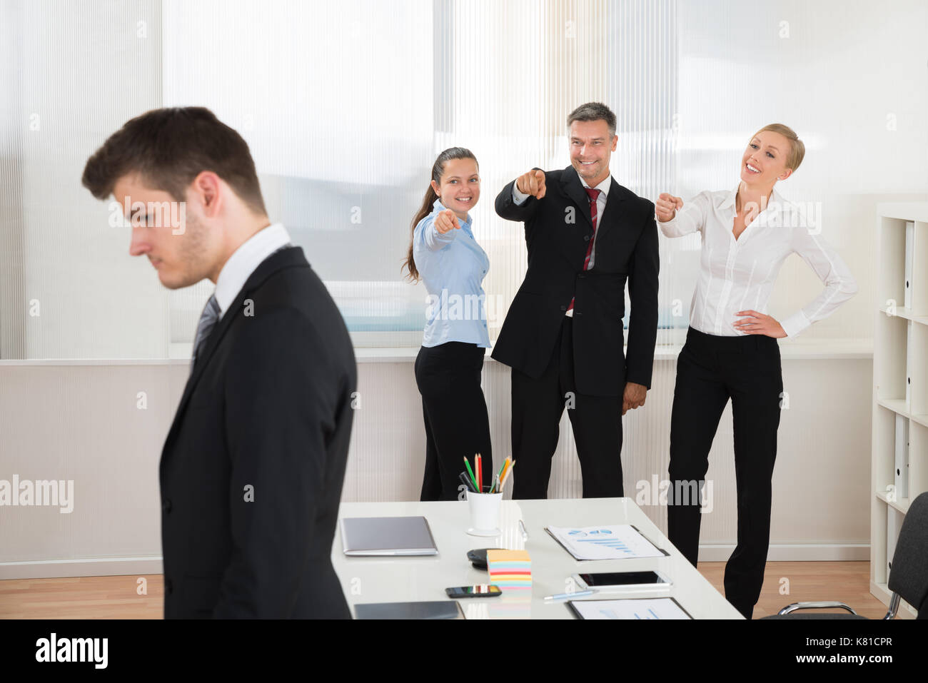 Happy Geschäftsleute necken Junge Unternehmer allein im Büro Stockfoto