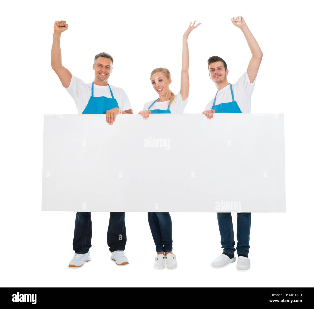 Gruppe von Reinigern Zujubeln, während Sie Blank Banner auf weißem Hintergrund Stockfoto