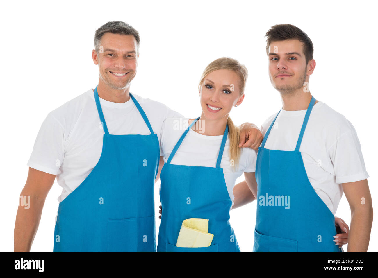 Gruppe von Happy Hausmeister trägt blaue Schürze auf weißem Hintergrund Stockfoto
