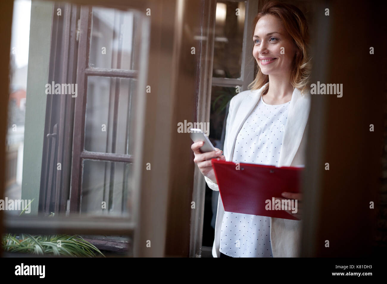 Süße blonde business Mädchen im Büro mit Handy Stockfoto