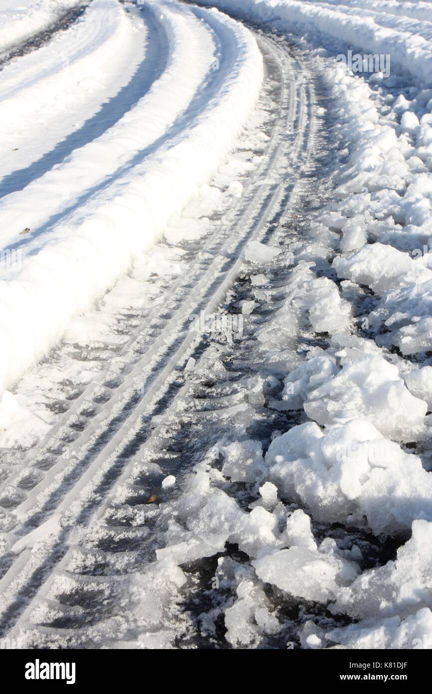 Verschneite Straße im Winter Stockfoto