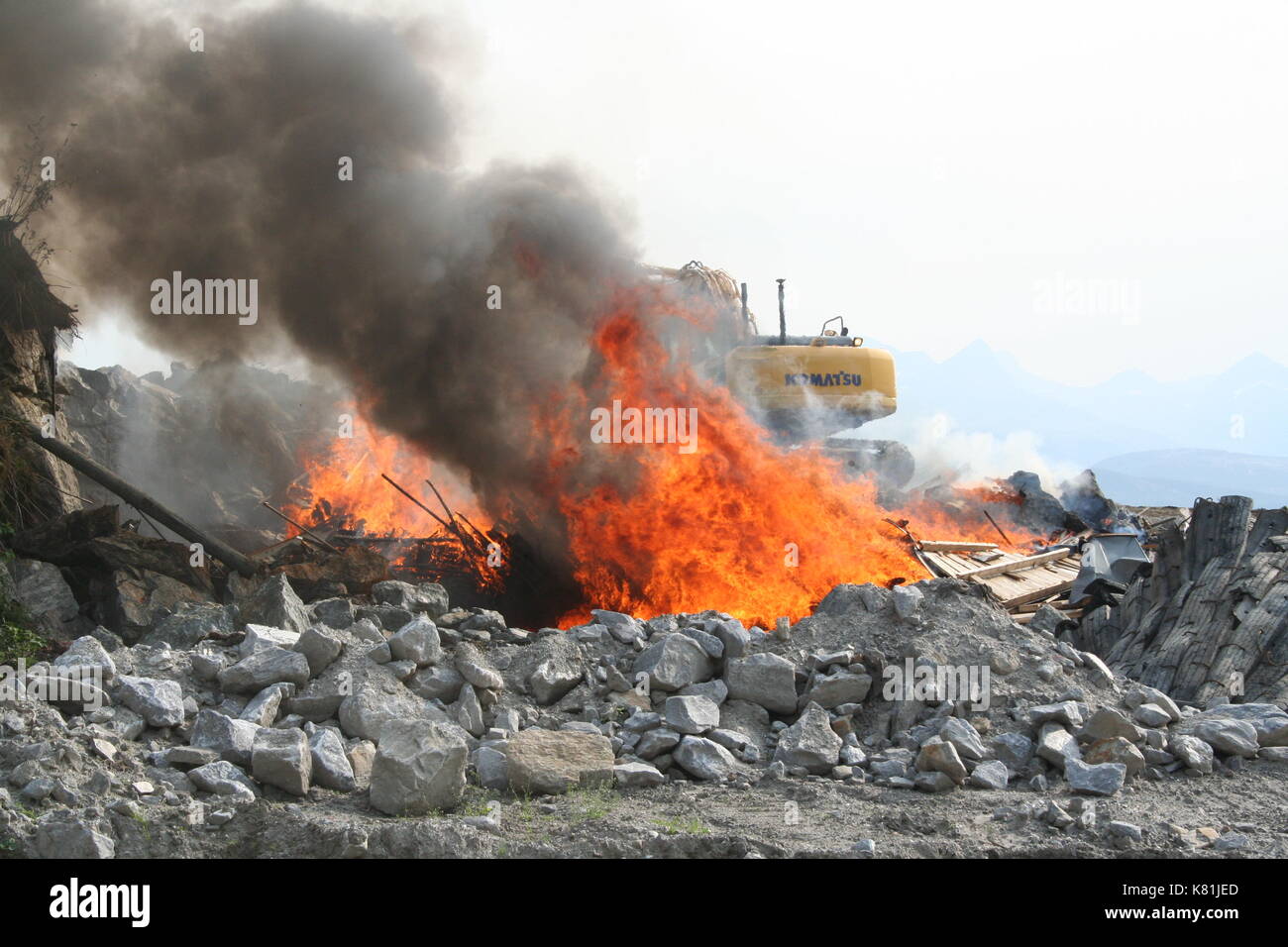 Bagger, die versuchen, ein Feuer zu löschen Stockfoto