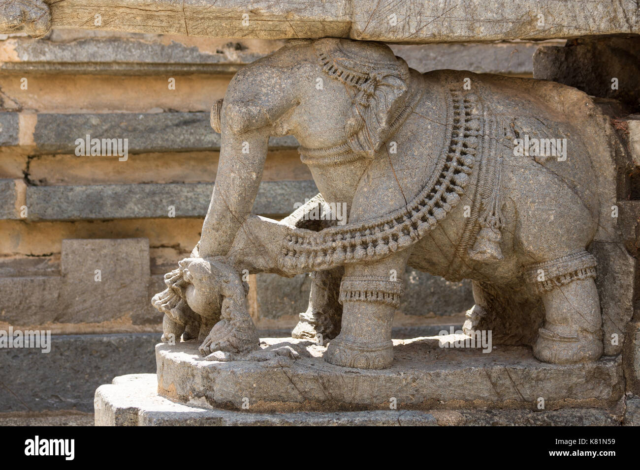 Mysore, Indien - Oktober 27, 2013: Nahaufnahme von braunem Stein elefantenstatue Unterstützung Teil des Heiligtums von Trikuta Chennakesava Tempel in Somanathpur. Stockfoto