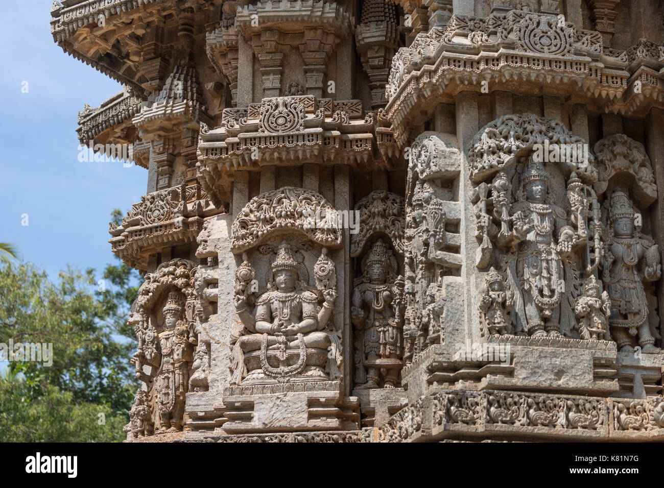 Mysore, Indien - 27. Oktober 2013: verschiedene braune Stein, gut erhaltene Lord Vishnu in vollem Ornat Statuen auf der Außenwand von Trikuta Schrein. Stockfoto