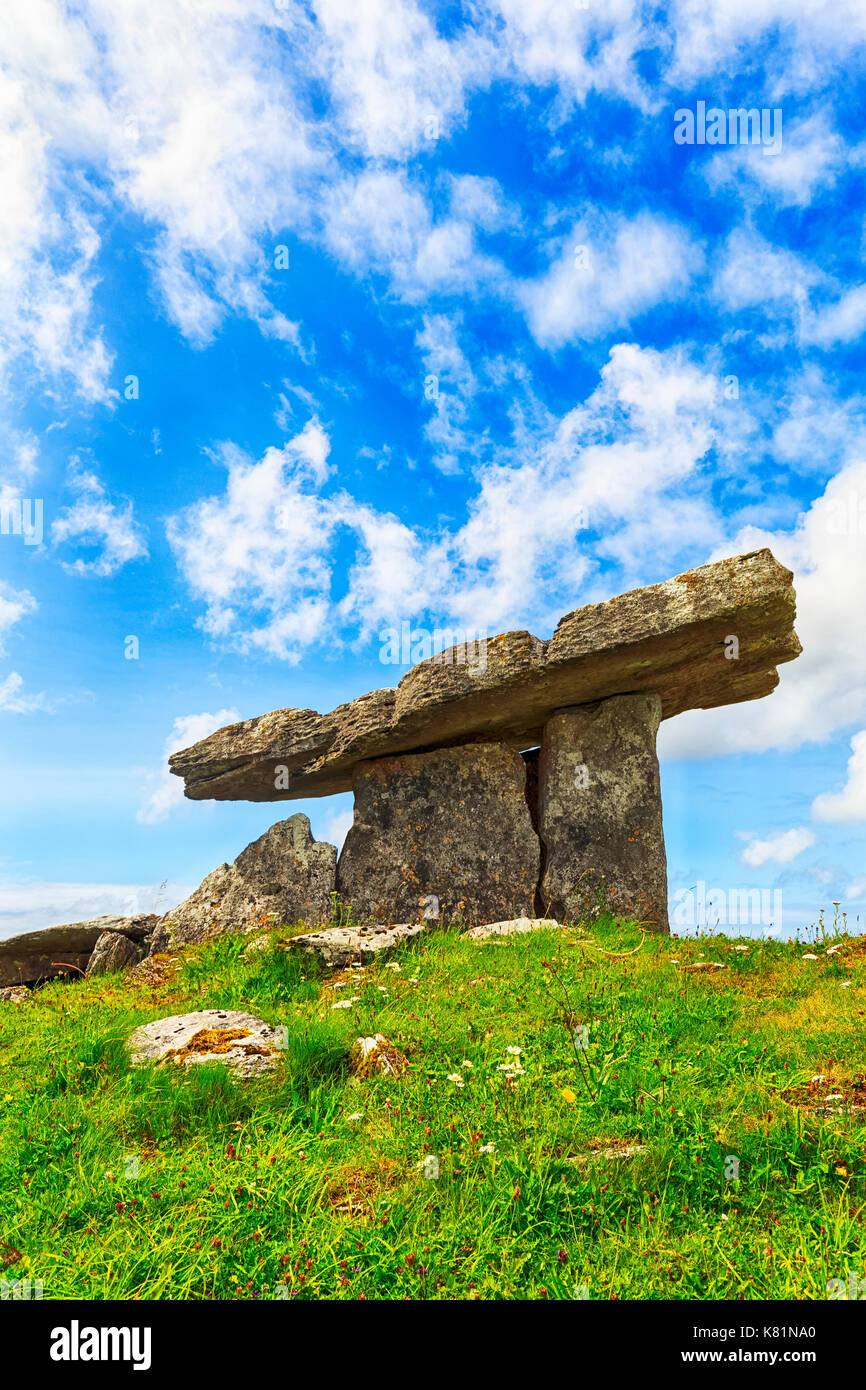 Poulnabrone-Dolmen, Poll na Brón, Portal-Dolmen aus der Neuen Steinzeit, Megalithanlage im Burren Nationalpark Stockfoto