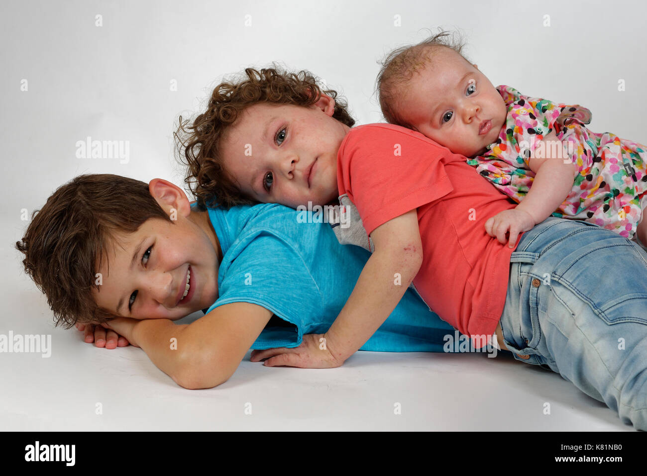 Zwei Brüder mit kleine Schwester, Geschwister, Deutschland Stockfoto
