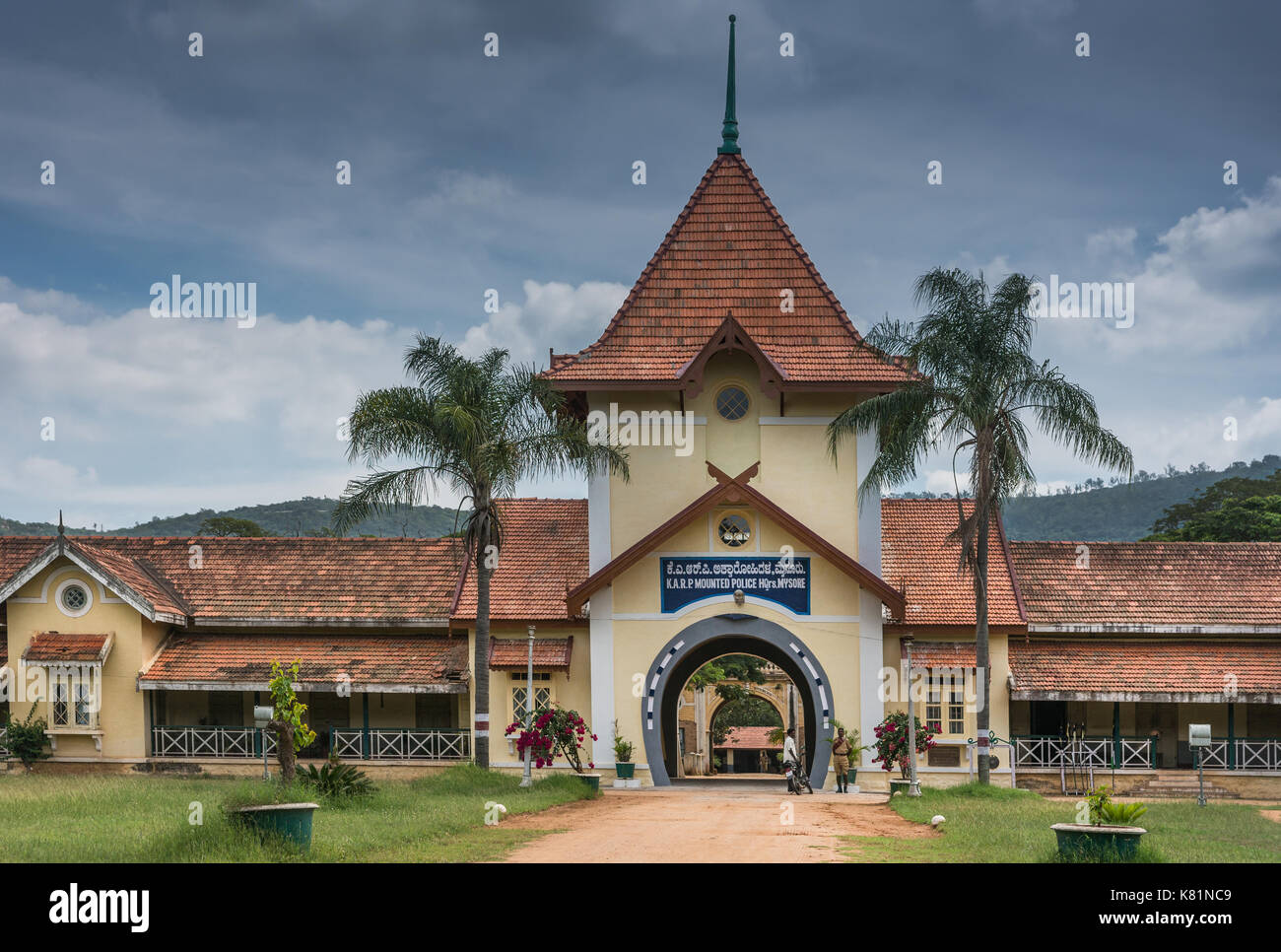 MYsore, Indien - 27. Oktober 2013: Hufeisen-förmigen Eingangstor und historischen gelb rot Fliesen- Gebäude von der berittenen Polizei Hauptquartier steht in Park Stockfoto