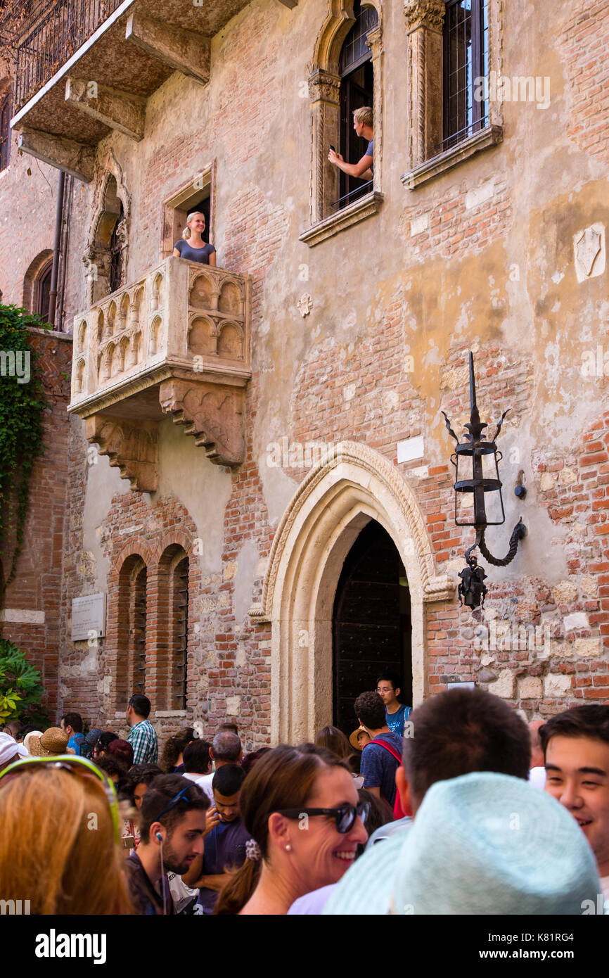 Casa di Giulietta, Juliet's House und Balkon mit Touristen überfüllt in Verona, Italien Stockfoto