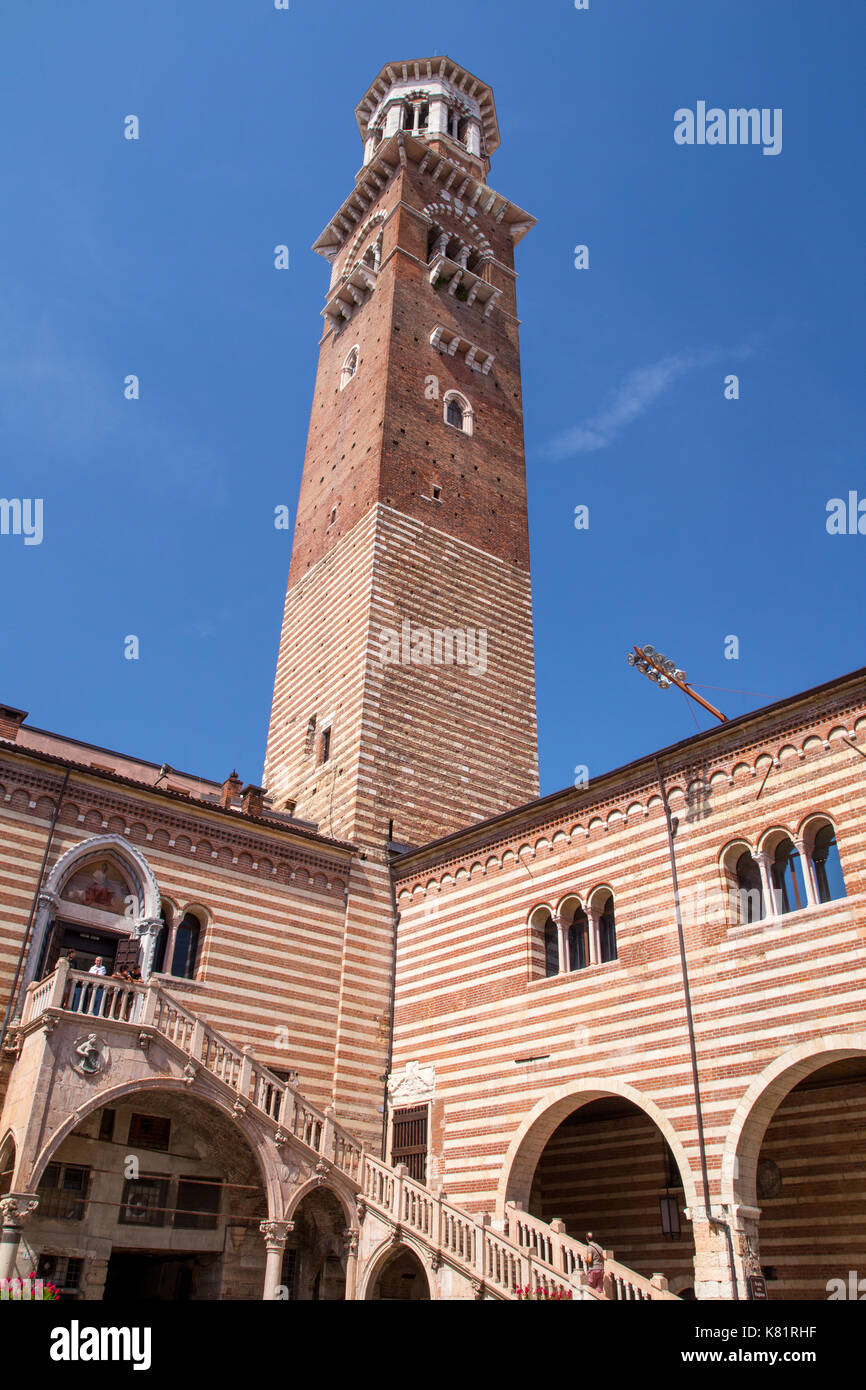 Die mittelalterliche Glockenturm Torre Dei Lamberti in Verona, Italien Stockfoto