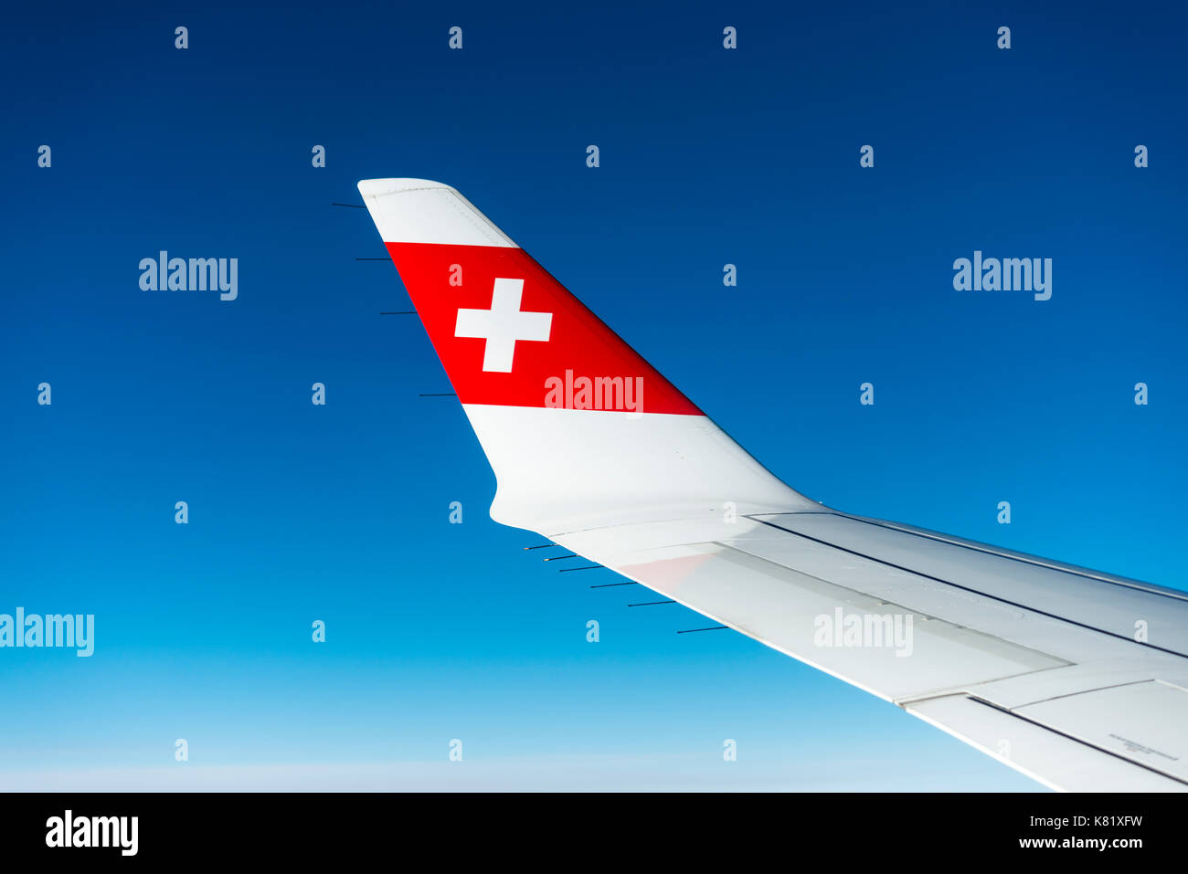 Flügel der Bombardier CS300 mit Swiss Air Logo, Transportflugzeuge, blauer Himmel Stockfoto