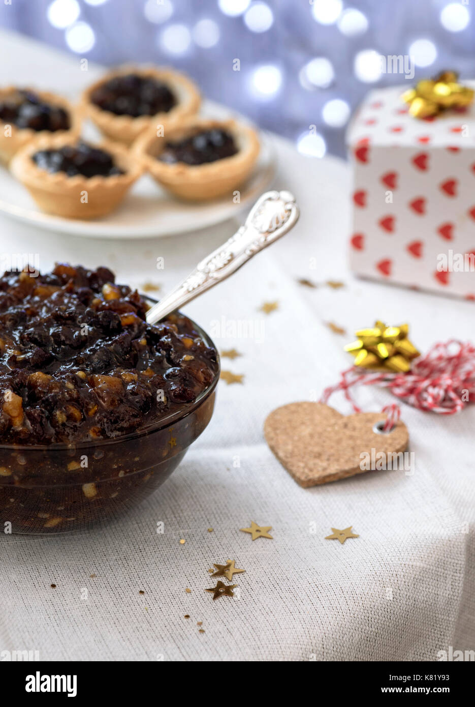 Anordnung von hausgemachten traditionellen Weihnachtsmincemeat Fokus auf das Thema, mit Hackfleisch Kuchen und Bokeh Lichter Hintergrund de fokussiert zu ad Kopie-Spac Stockfoto