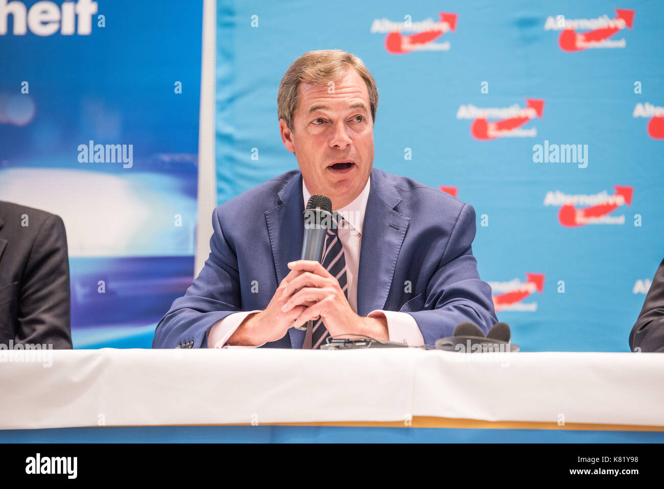 Nigel Farage bei einer AfD Pressekonferenz im September 2017 mit Beatrix von Storch (nicht im Bild) Stockfoto