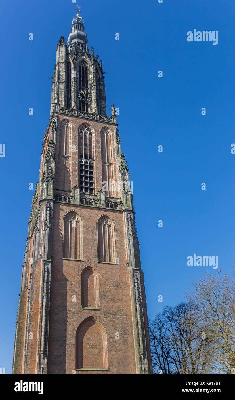 Turm der mittelalterlichen Kirche Onze-Lieve-Vrouwetoren in Amersfoort, Niederlande Stockfoto