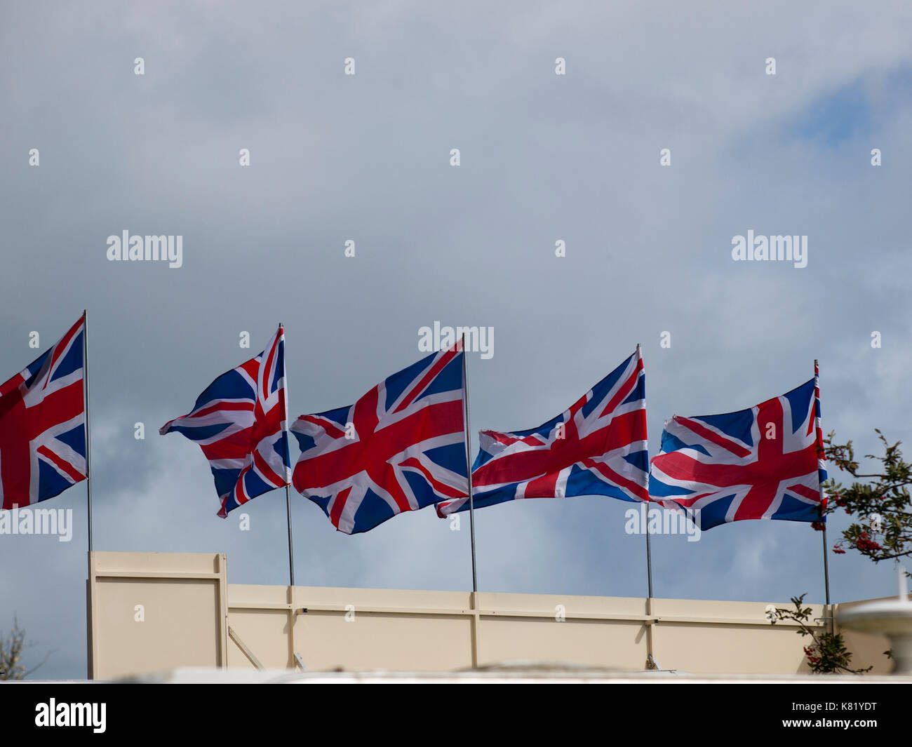 Union Jack Fahnen in den Wind. Flagge Großbritannien Stockfoto