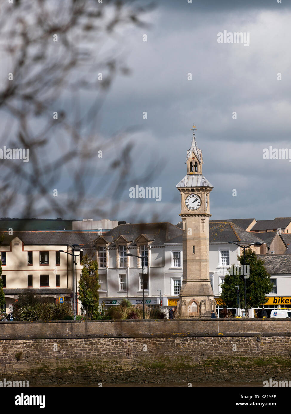 Prinz Albert Memorial, in Barnstaple, Devon, UK, aus gesehen auf der anderen Seite des Flusses Taw Stockfoto