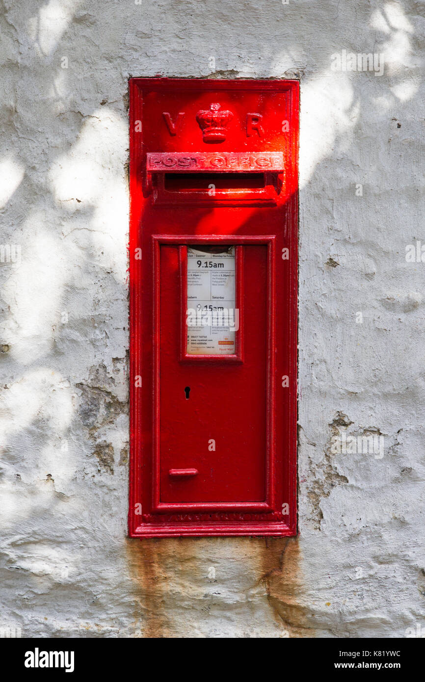 Roter Pfosten Box Set in die weiße Wand, UK. Stockfoto