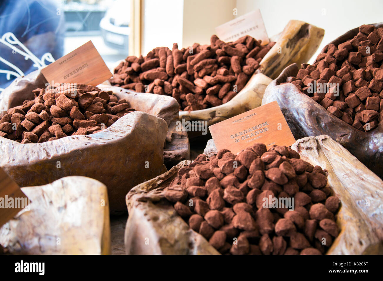 Kakao abgewischte Trüffeln auf Anzeige in Holzschalen (dunkle Zucker Kakao House, London, Großbritannien) Stockfoto