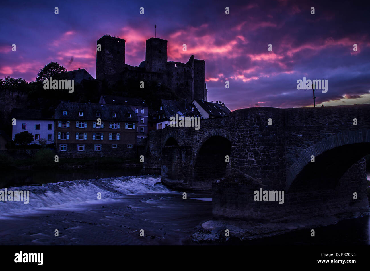 Runkel, Deutschland - 23 April 2017: Burg Runkel bei Sonnenuntergang mit dramatischen Himmel in Bruchköbel, Hessen, Deutschland. Stockfoto