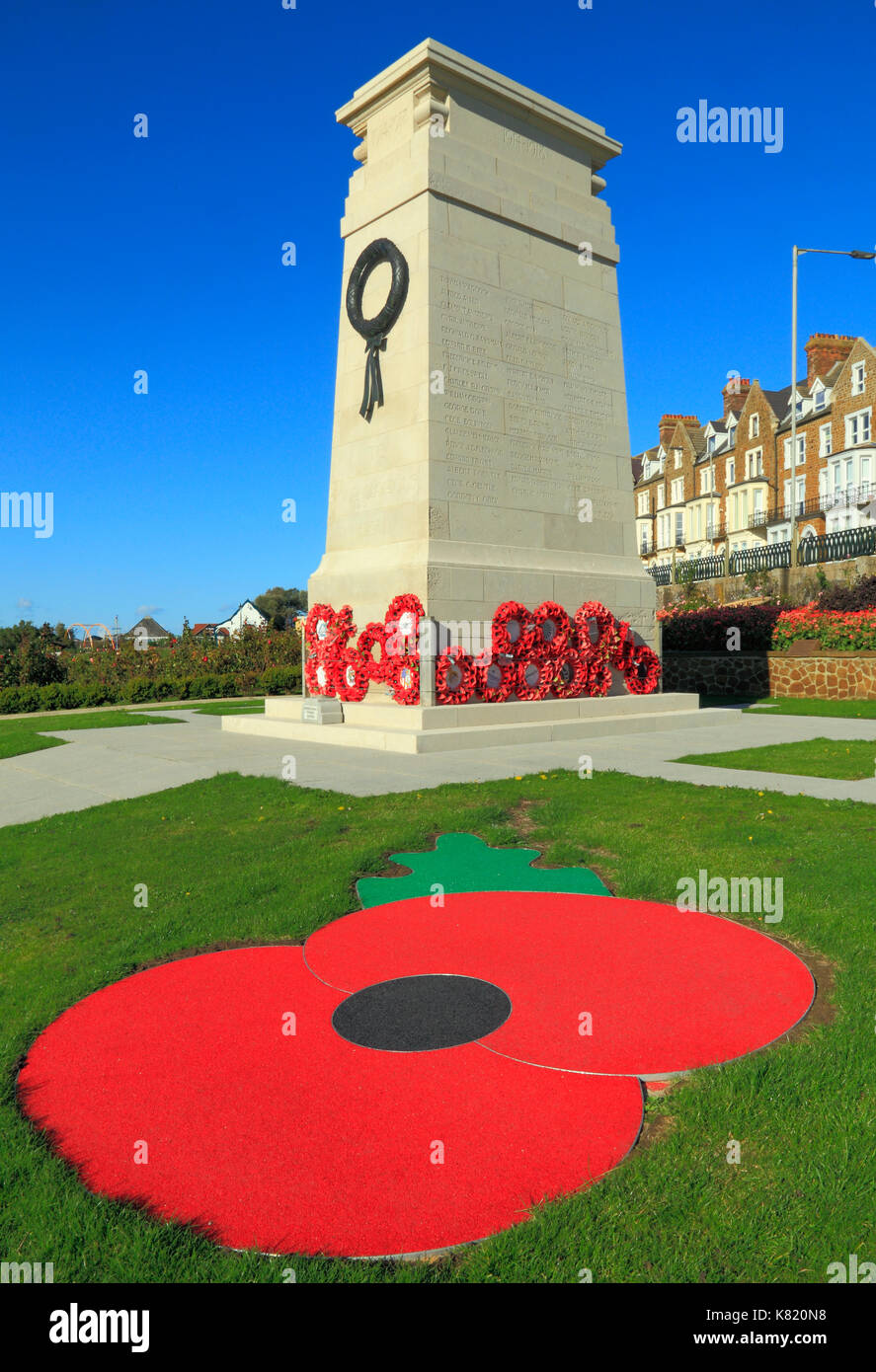War Memorial, Gedenkstätten, 1. Weltkrieg, 1914-1918, roter Mohn, Kränze, Erinnerung, Esplanade Gardens, Hunstanton, Norfolk, UK, Emblem. Logo, Stockfoto