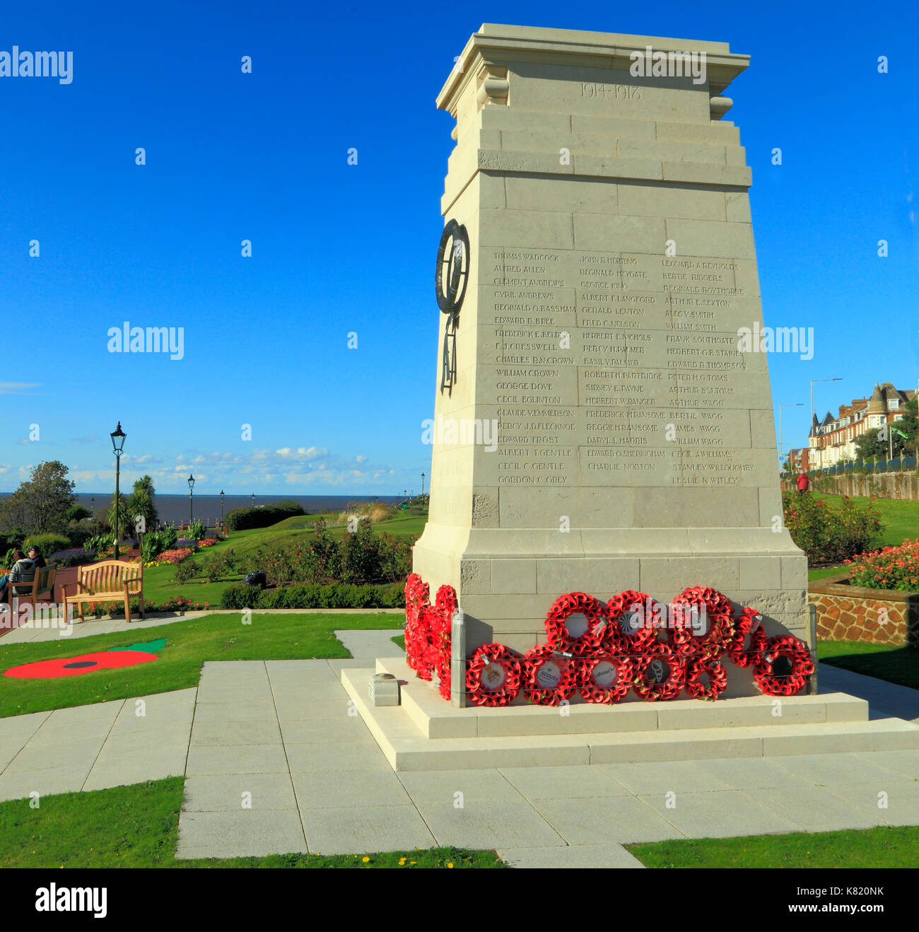 War Memorial, Gedenkstätten, 1. Weltkrieg, 1914-1918, roter Mohn, Kränze, Erinnerung, Esplanade Gardens, Hunstanton, Norfolk, Großbritannien Stockfoto