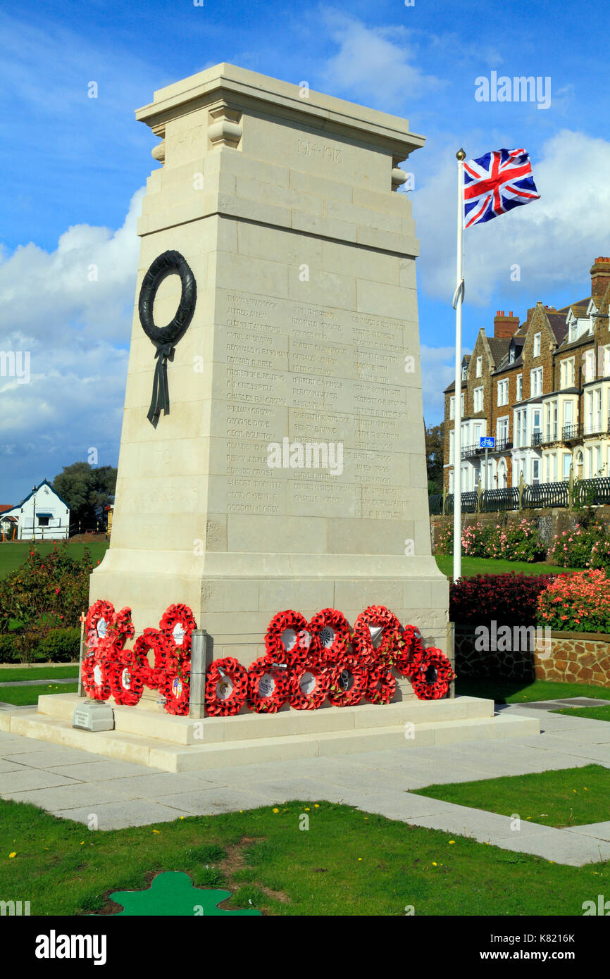War Memorial, Gedenkstätten, Kränze, Mohn, Union Jack Flagge, Esplanade Gardens, Hunstanton, Norfolk, England, Großbritannien Stockfoto