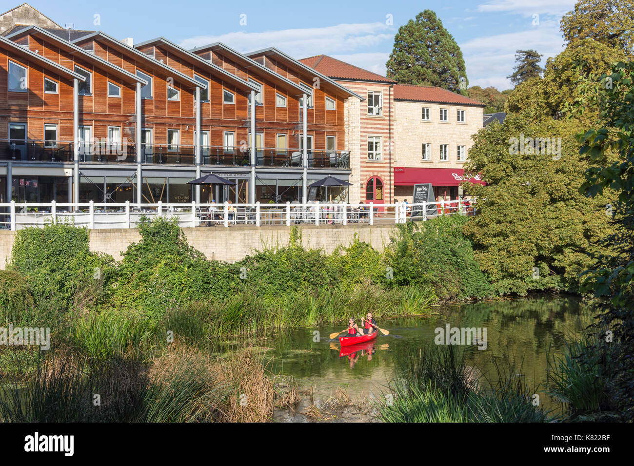 Kajakfahren auf dem Fluss Avon durch Brücke Yard, Kingston Mühlen, Bradford on Avon, Wiltshire, England, Vereinigtes Königreich Stockfoto