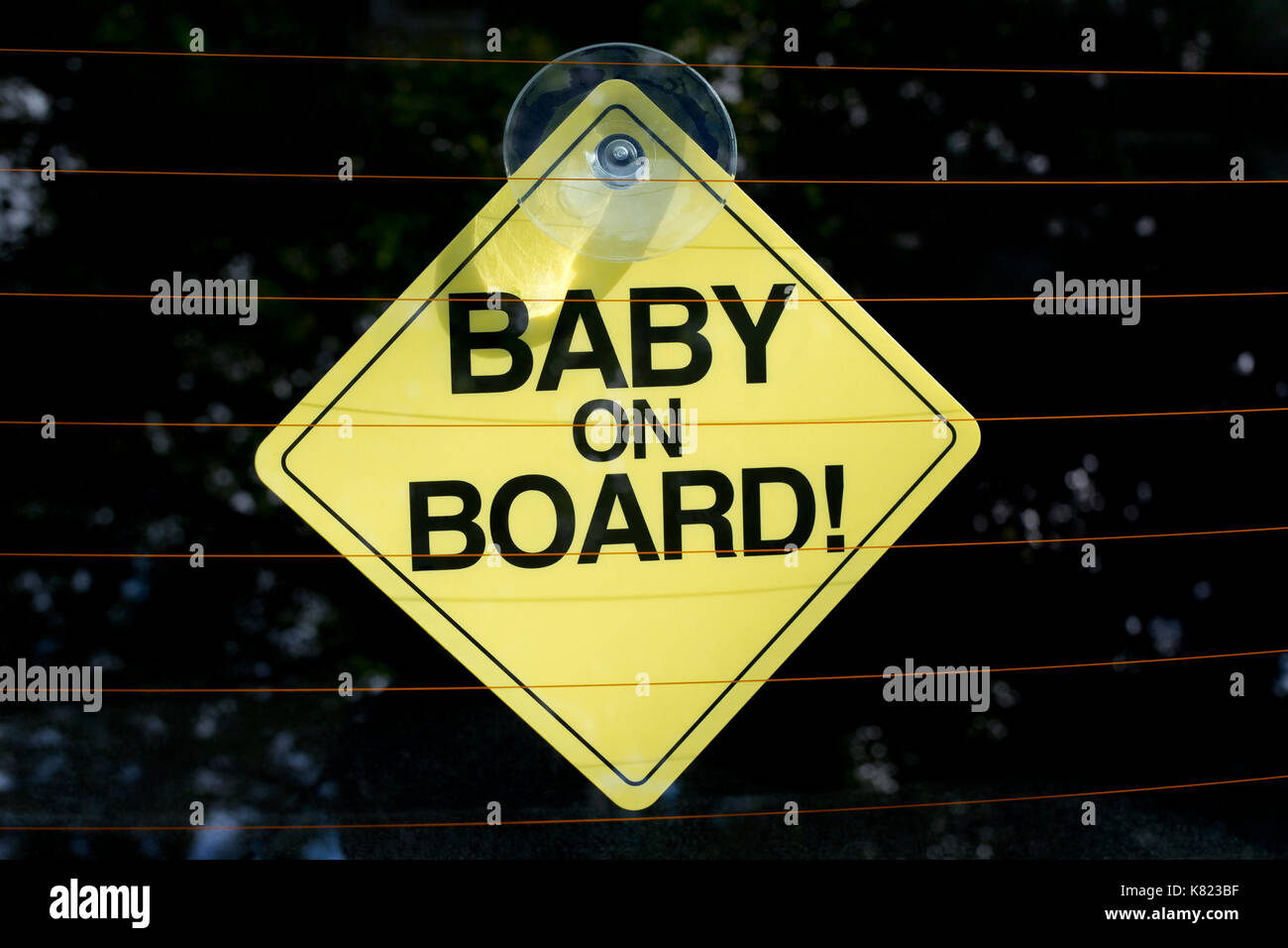 Ein Zeichen Schuß durch die Heckscheibe eines Autos, es ist ein Baby an Bord des Fahrzeugs. Stockfoto