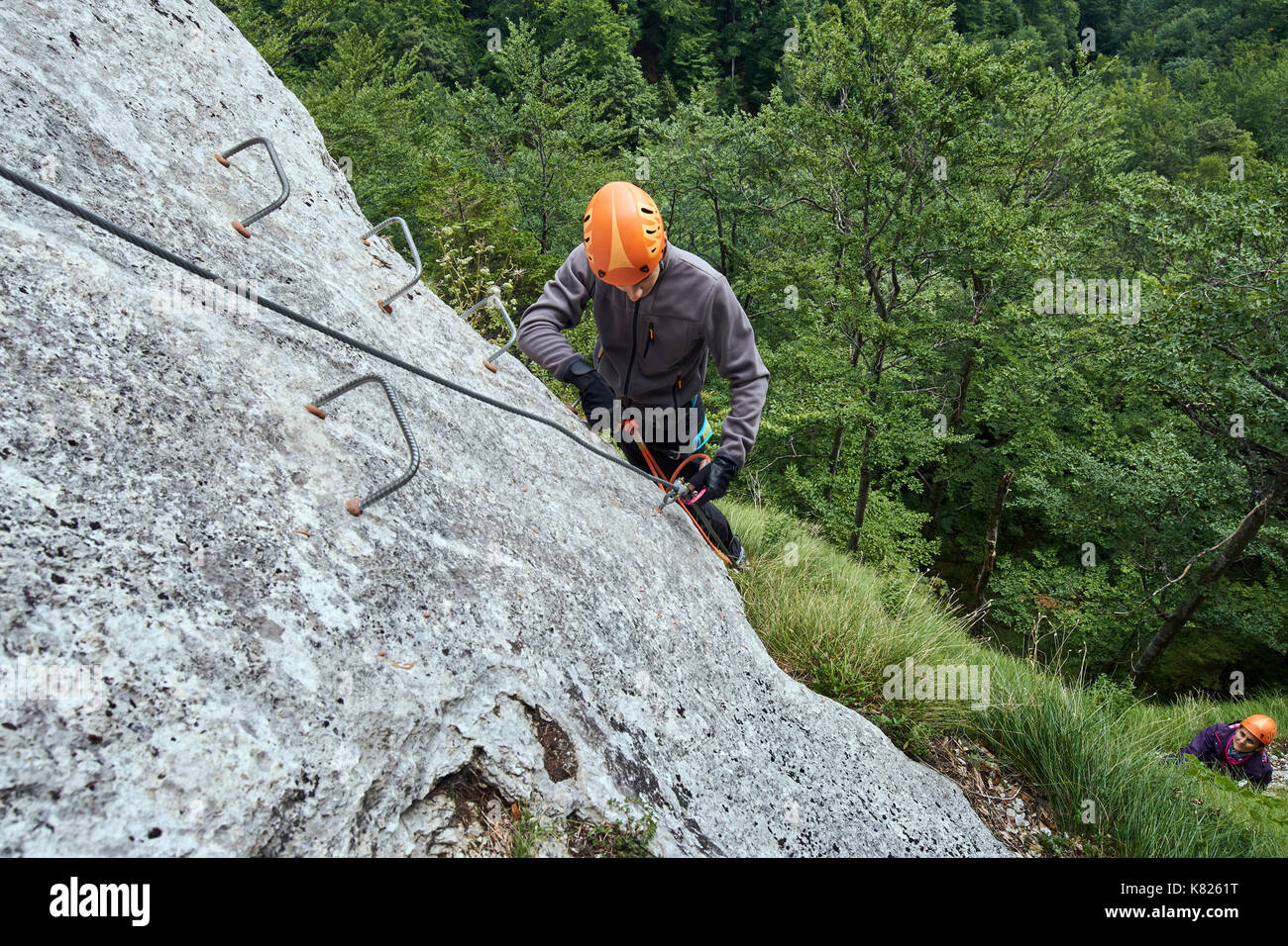 Menschen klettern auf einem Klettersteig Route in die Berge Stockfoto