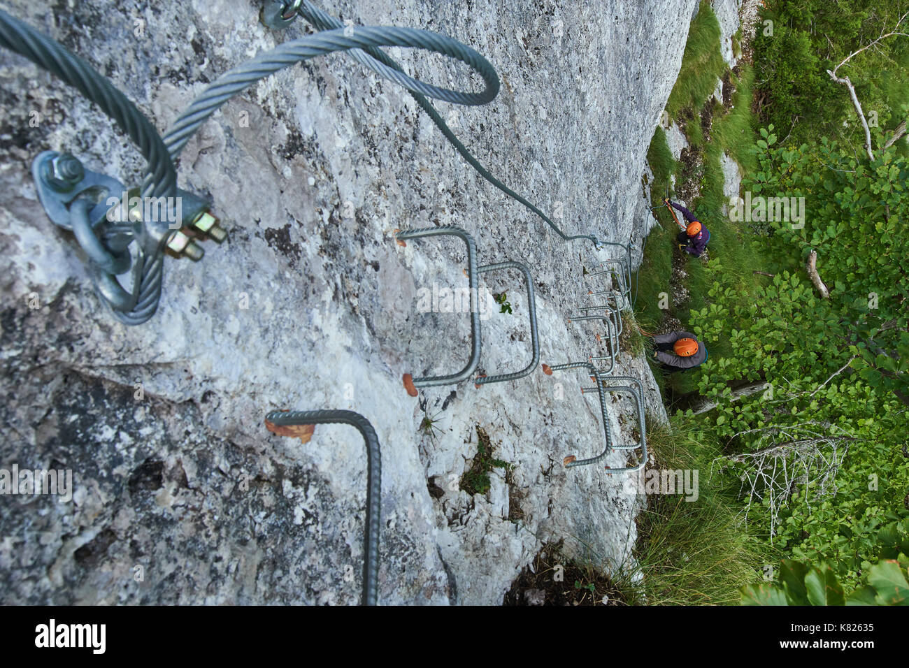 Menschen klettern auf einem Klettersteig Route in die Berge Stockfoto