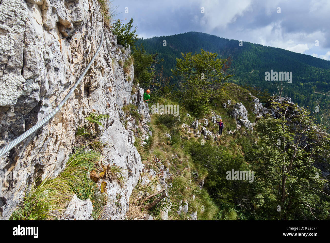 Menschen Klettern am Klettersteig in den Bergen Stockfoto