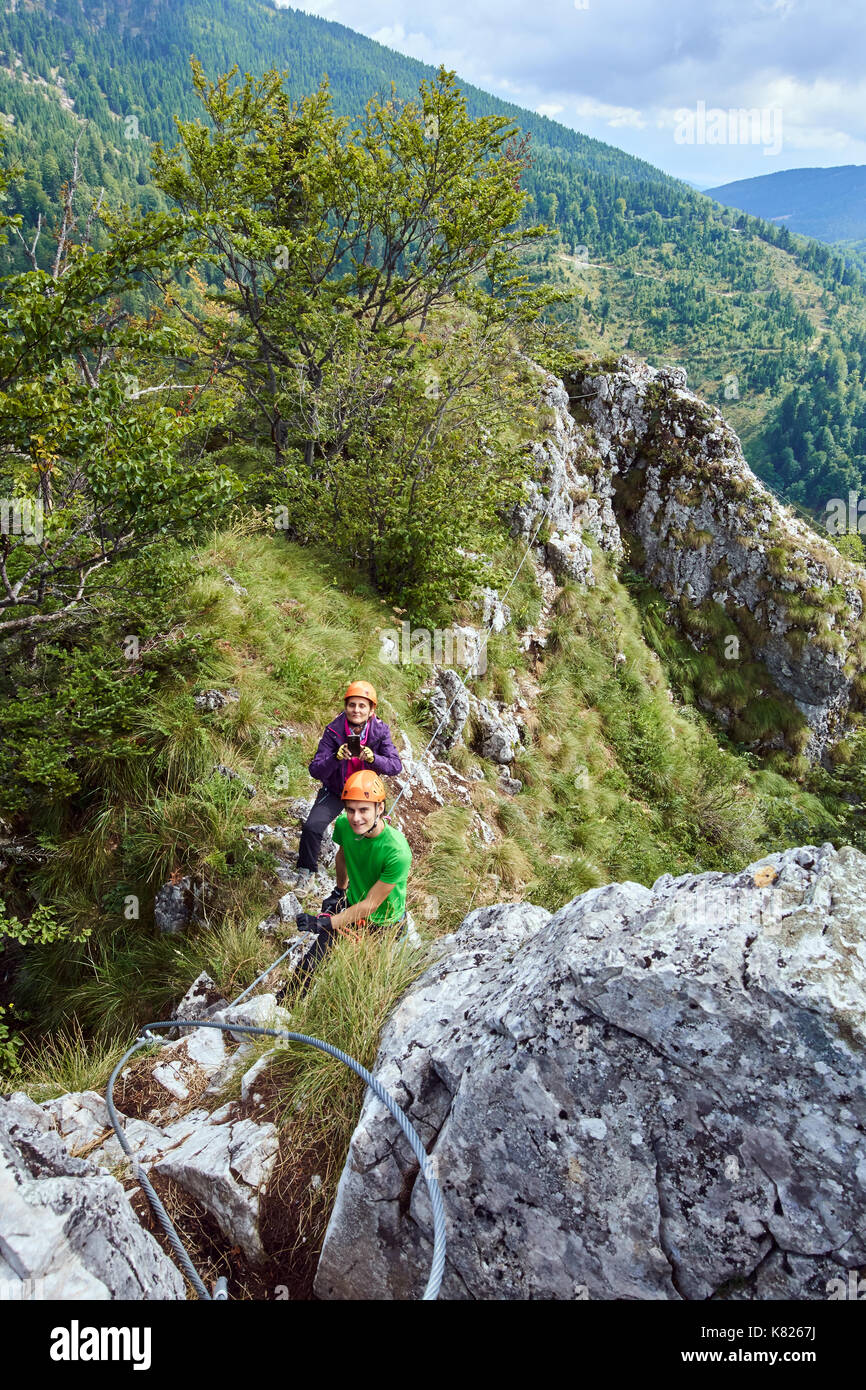 Menschen Klettern am Klettersteig in den Bergen Stockfoto