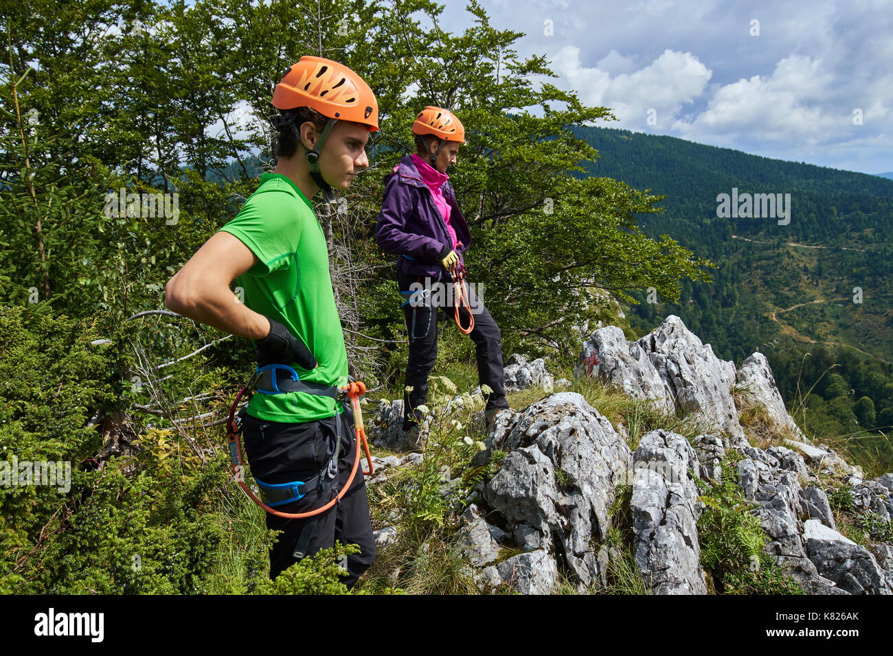 Menschen in Klettersteig Ausrüstung nach dem Klettern nach oben Stockfoto