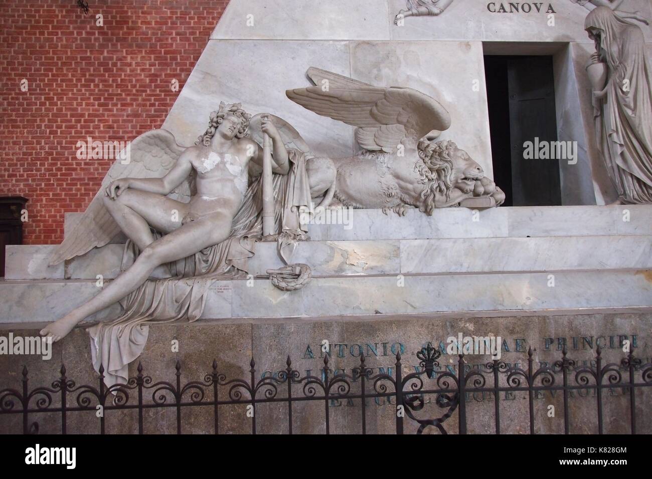 Venedig Veneto Italien. Basilika Santa Maria Gloriosa dei Frari, von venezianischen bekannt als Frari. Interior Detail des Baudenkmals zu Canova. Stockfoto