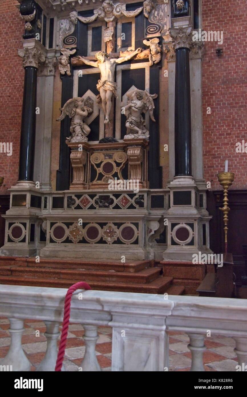 Venedig Veneto Italien. Basilika Santa Maria Gloriosa dei Frari, von venezianischen bekannt als Frari. Innenraum Kapelle von Kruzifix, 1672. Design Baldassare Longhen Stockfoto