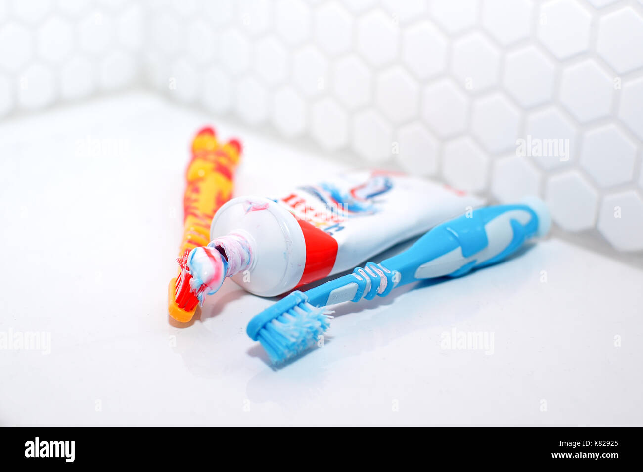 Zahnpasta und Zahnbürsten auf ein Waschbecken im Badezimmer Stockfoto