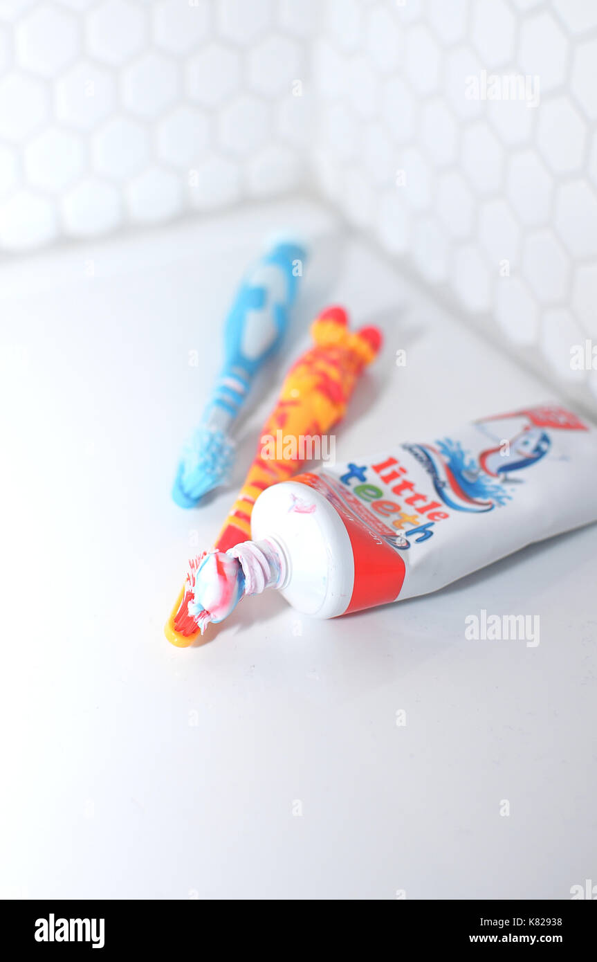 Zahnpasta und Zahnbürsten auf ein Waschbecken im Badezimmer Stockfoto