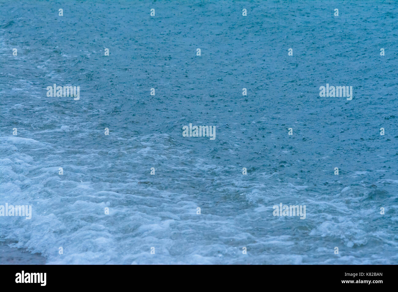 Große Regentropfen fallen auf das Meer während eines starken Gewitters auf dem Mittelmeer, in Ligurien Stockfoto