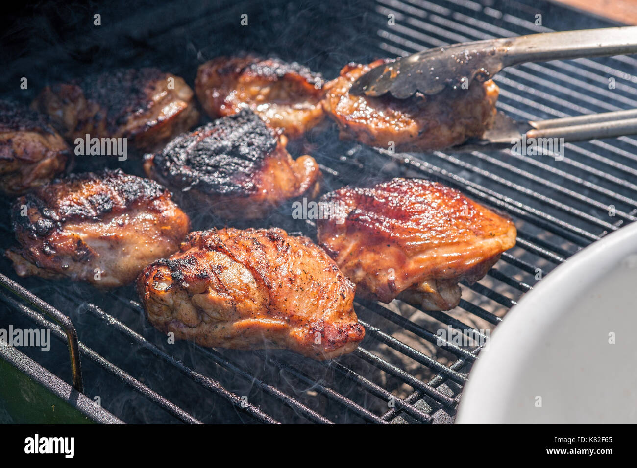 Gegrillte Hähnchenschenkel auf dem brennenden grill Stockfoto