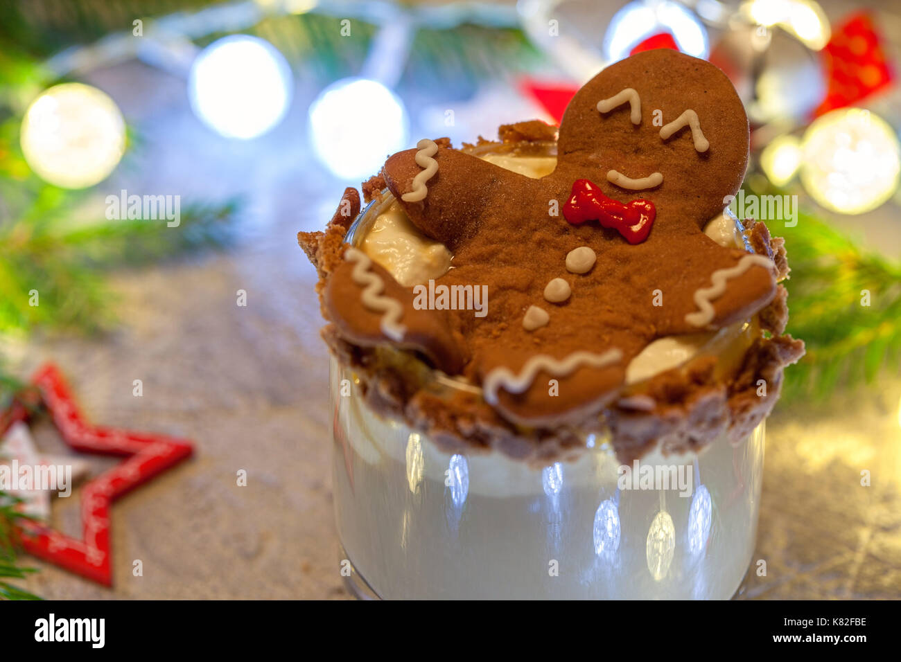 Betrunkener Gingerbread Cookies in einem Weihnachts-cocktail Stockfoto