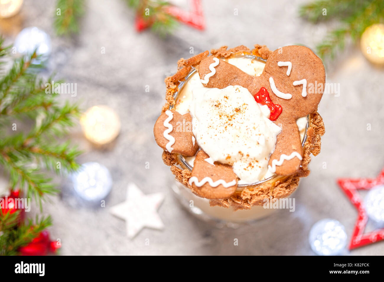 Betrunkener Gingerbread Cookies in einem Weihnachts-cocktail Stockfoto