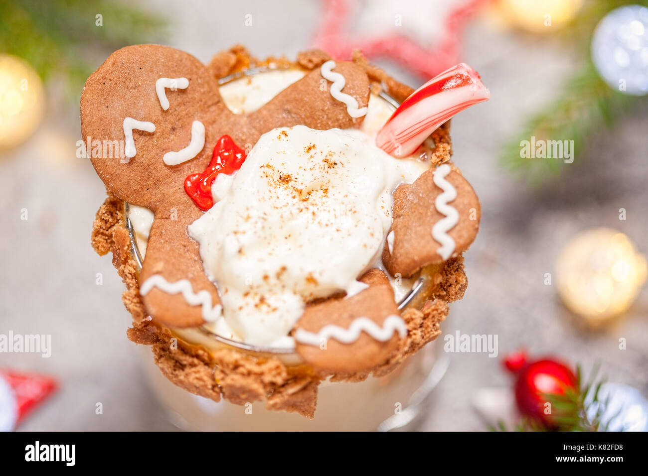 Betrunkener Gingerbread Cookies in einem Weihnachts-cocktail Stockfoto