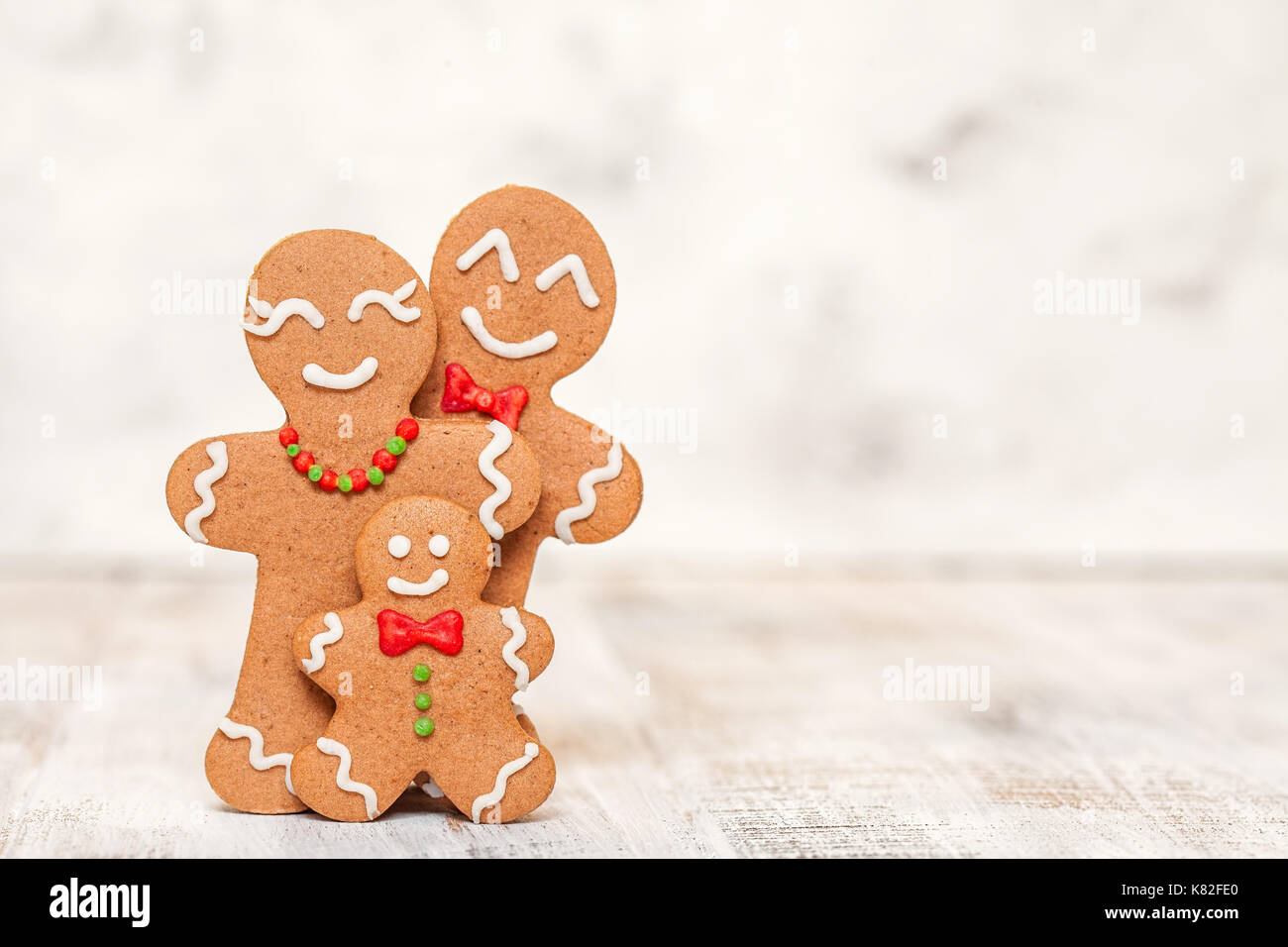 Weihnachts-Dekoration mit glücklich Lebkuchen-Mann-Familie Stockfoto