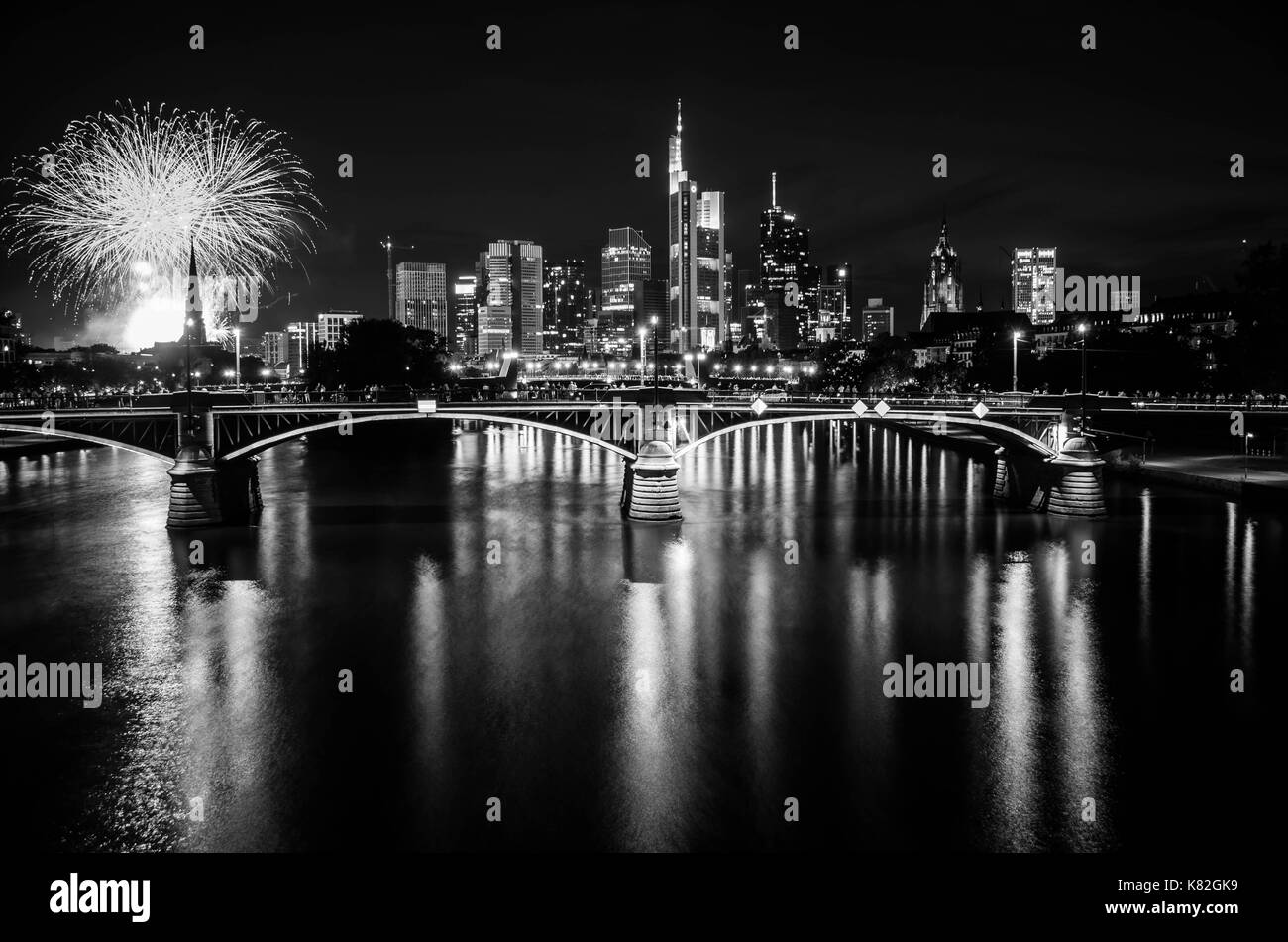 Frankfurt am Main, Hessen, Deutschland - 07 August 2017: Feuerwerk in Frankfurt am Main Stadt während Mainfest in Frankfurt am Main, Deutschland Stockfoto