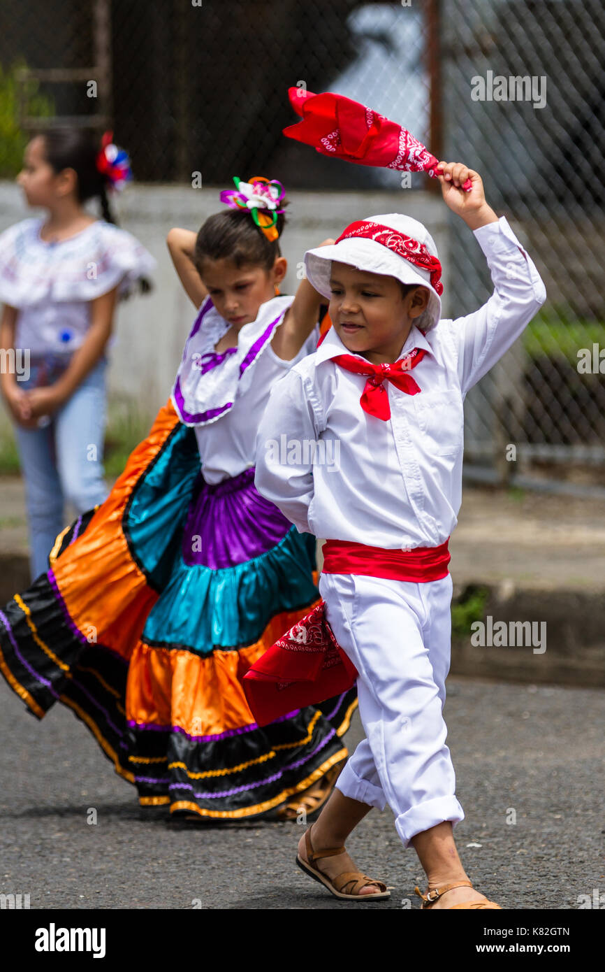 Tilaran, Costa Rica - 15. September: Junge Kinder feiern Tag der Unabhängigkeit in Costa Rica mit traditioneller Kleidung und Tanzen. September 15 201 Stockfoto