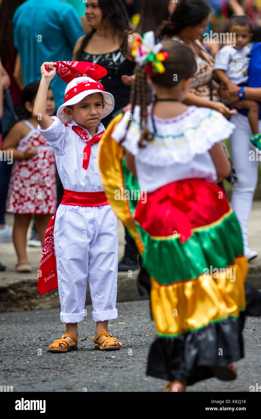 Tilaran, Costa Rica - 15. September: Junge Kinder feiern Tag der Unabhängigkeit in Costa Rica mit traditioneller Kleidung und Tanzen. September 15 201 Stockfoto