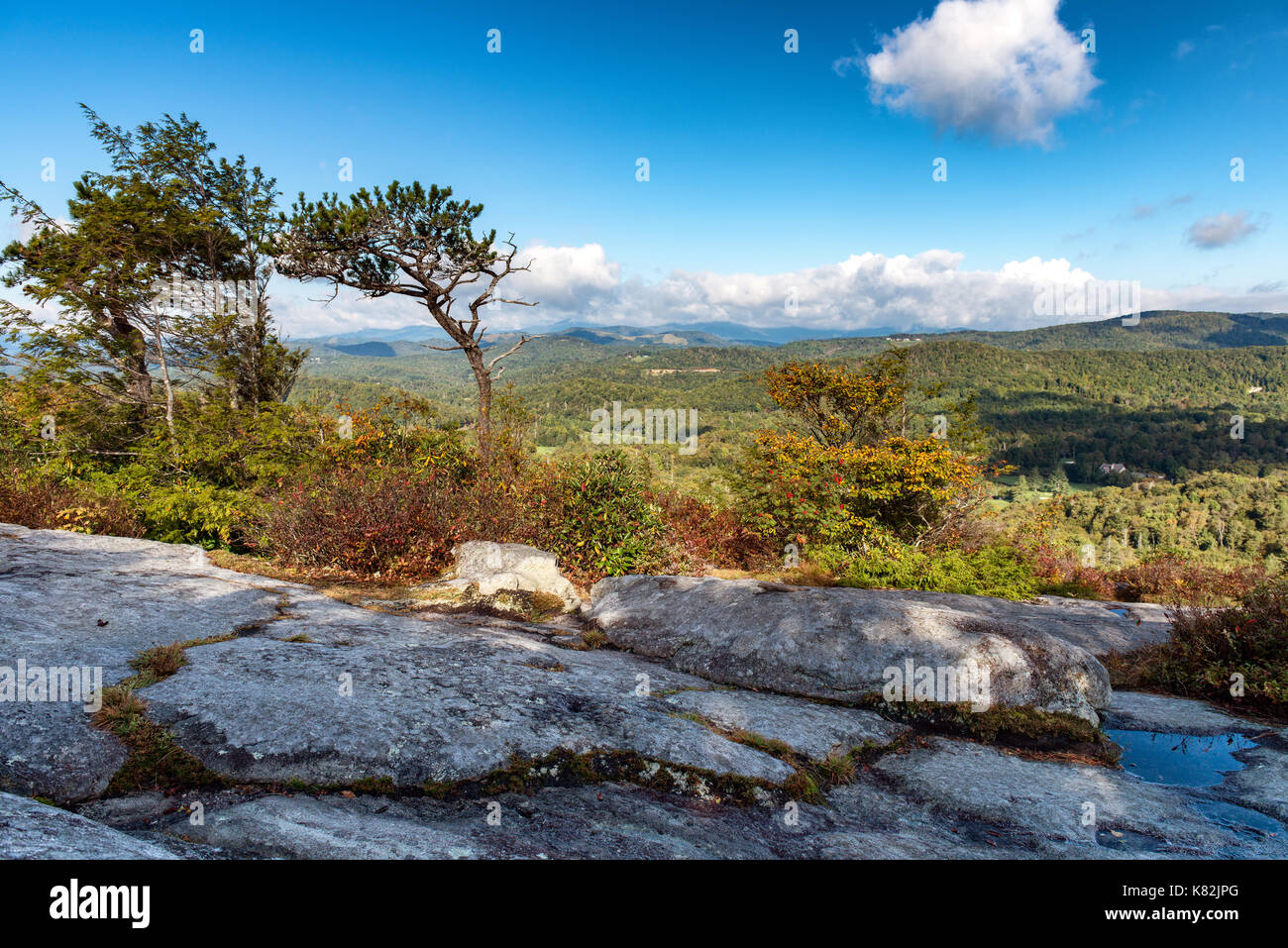 Flat Rock Trail übersehen - Blue Ridge Mountain Grandfather Mountain State Park - Wandern bis zu flachen Stein für eine unglaubliche Aussicht auf NC-Berge Stockfoto