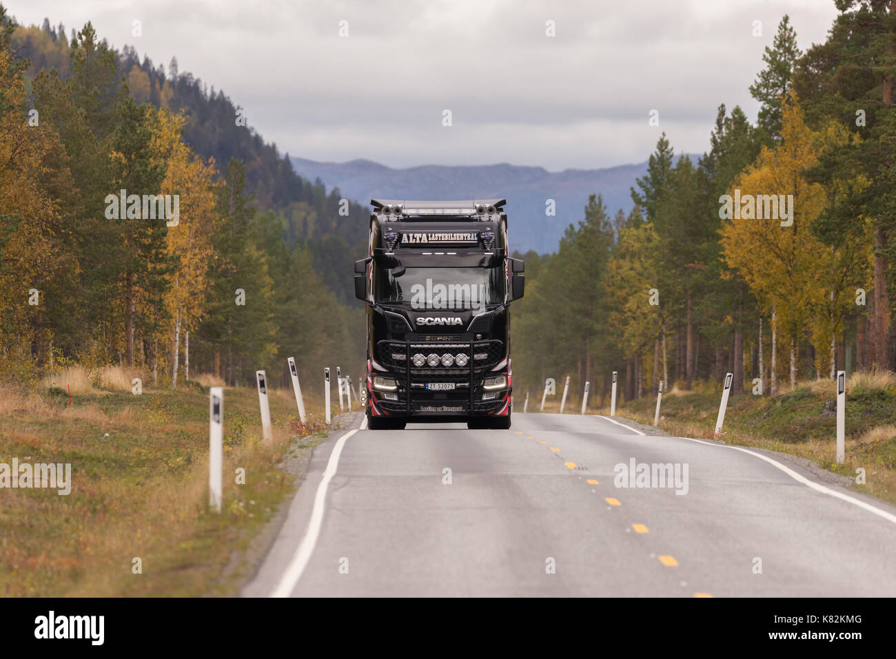 Schwarz Scania Truck fahren mit einer Straße in Alta Norwegen Stockfoto