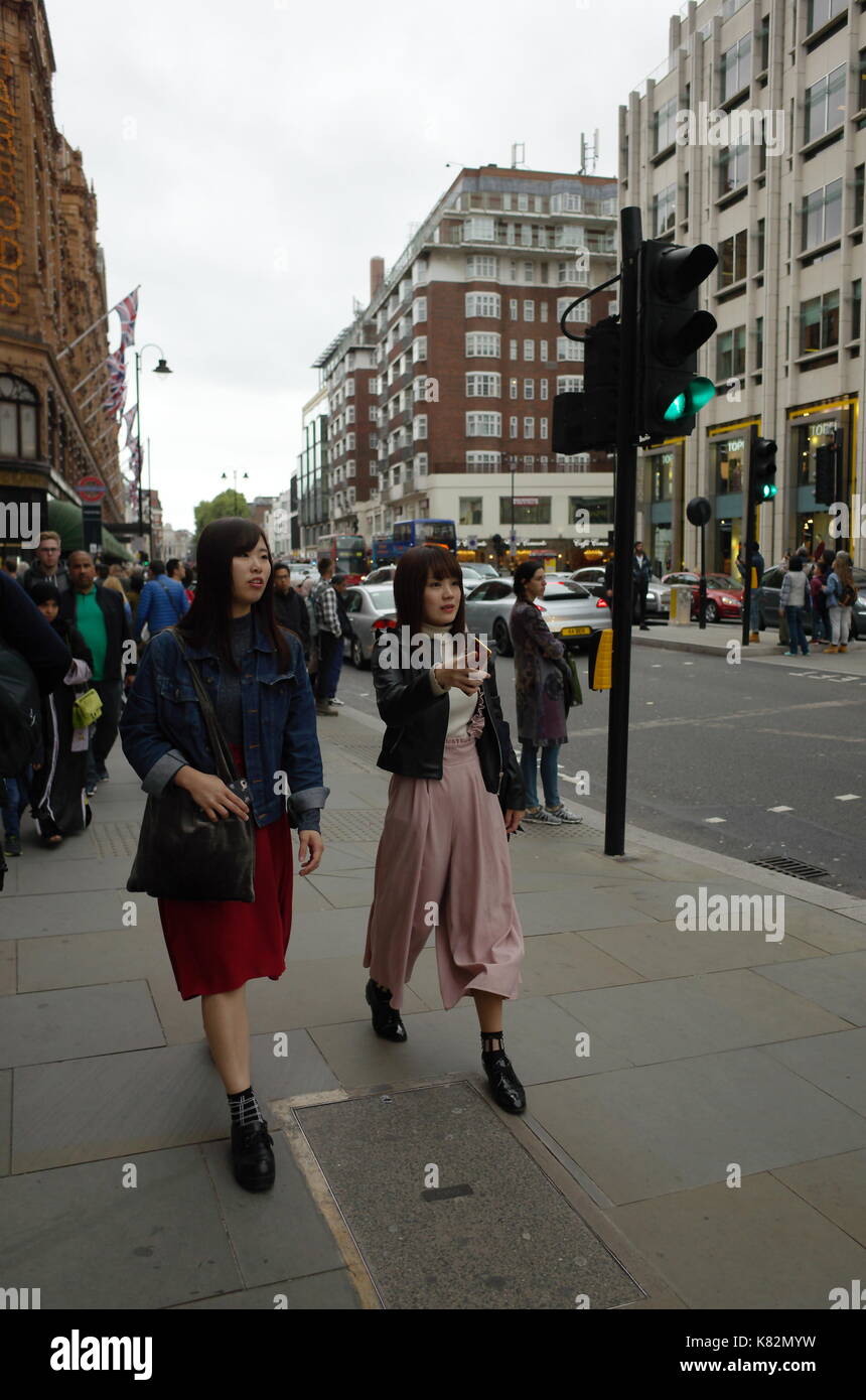 Zwei orientalische Frauen zusammen wandern in Knightsbridge, London, UK Stockfoto